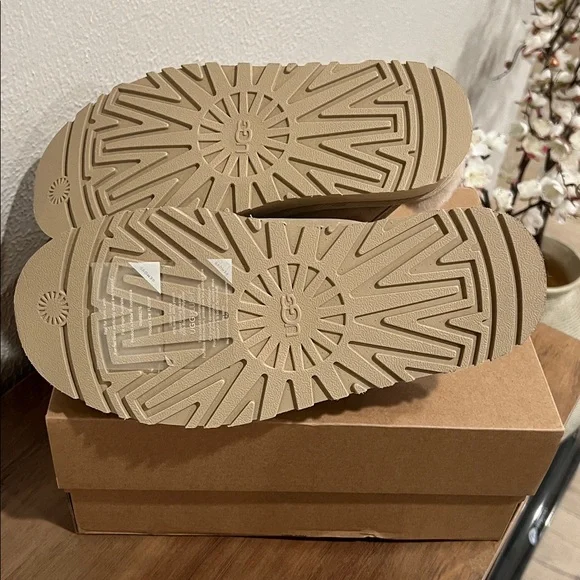 UGG Discoquette Slide Slippers in Mdsd. Size 8M. New. These run small. - Picture 7 of 10